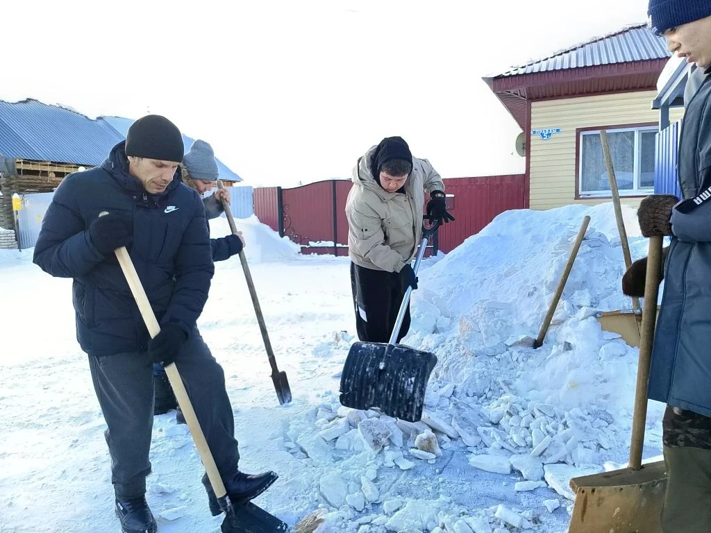 ВОЛОНТЁРЫ ИЗ ЧИСЛА ПРОЖИВАЮЩИХ В КУРТАМЫШСКОМ ПНИ УБРАЛИ ГОЛОЛЁД С ОСТАНОВОК В КУРТАМЫШЕ